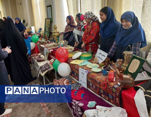جشنواره غذا به‌مناسبت دهه فجر در دبیرستان معراج 
