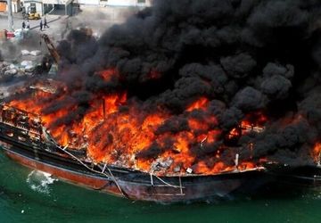 آتش‌سوزی ۱۰ فروند شناور در اسکله جوادالائمه پارسیان