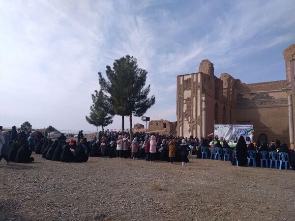 پیاده‌روی خانوادگی به مناسبت نیمه شعبان در روستای زوزن