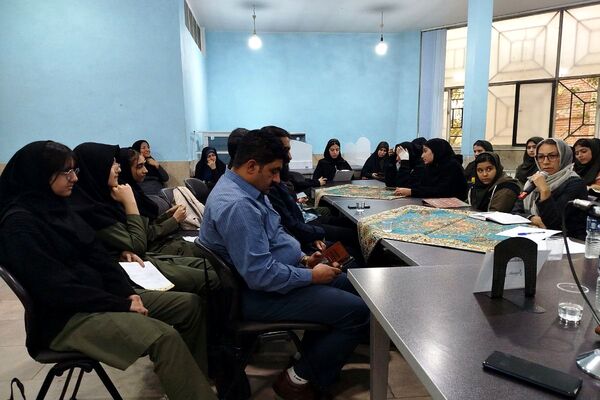  نشست نقد و بررسی کتاب در کتابخانه عمومی علامه امینی 