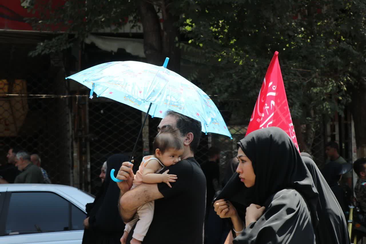 کیلومترها دورتر از حسین(ع)، اما قدم در را او