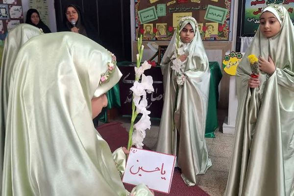 پرچم متبرک امام حسین(ع) میهمان دانش‌آموزان مدرسه زنده‌یاد قمصری