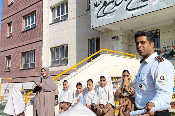 حضور آتش‌نشانان و برپایی نمایشگاه نقاشی در مدرسه حدیث به مناسبت روز آتش‌نشانی