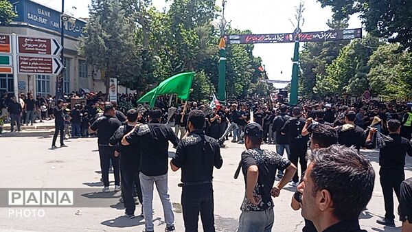 شور حسینی در خیابان های شهر؛عاشورا در قاب زنجیر زنان