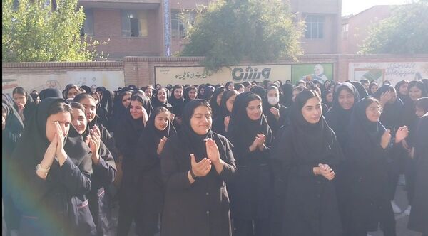 دانش‌آموزان دبیرستان فاطمیه شهرستان دره شهر با شور و شوق سال تحصیلی جدید را آغاز کردند