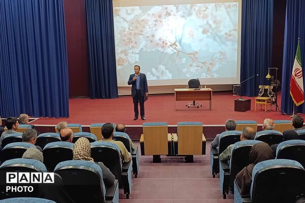 نشست مجمع عمومی انجمن اولیا و مربیان در دبیرستان نمونه دولتی ۹ دی
