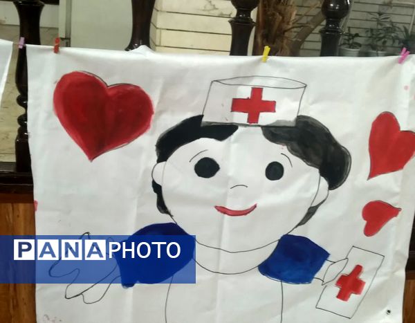 طرح نقاشی گروهی رو پارچه به‌مناسبت روز پرستار در دبستان مبتکران ۳ مشهد