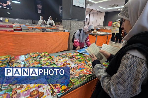 بازدید علمی دانش‌آموزان از نمایشگاه کتاب رباط‌کریم