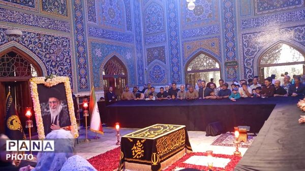 حضور پرشور مردم بر سر مزار رهبر شهید در رواق دارالذکر