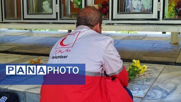 غبارروبی گلزار شهدا به‌مناسبت هفته هلال احمر در اشتهارد