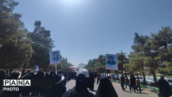 کاروان پیاده روی مردم روستای خاوه و جاماندگان کربلا در روز اربعین حسینی به سمت کربلای ایران 