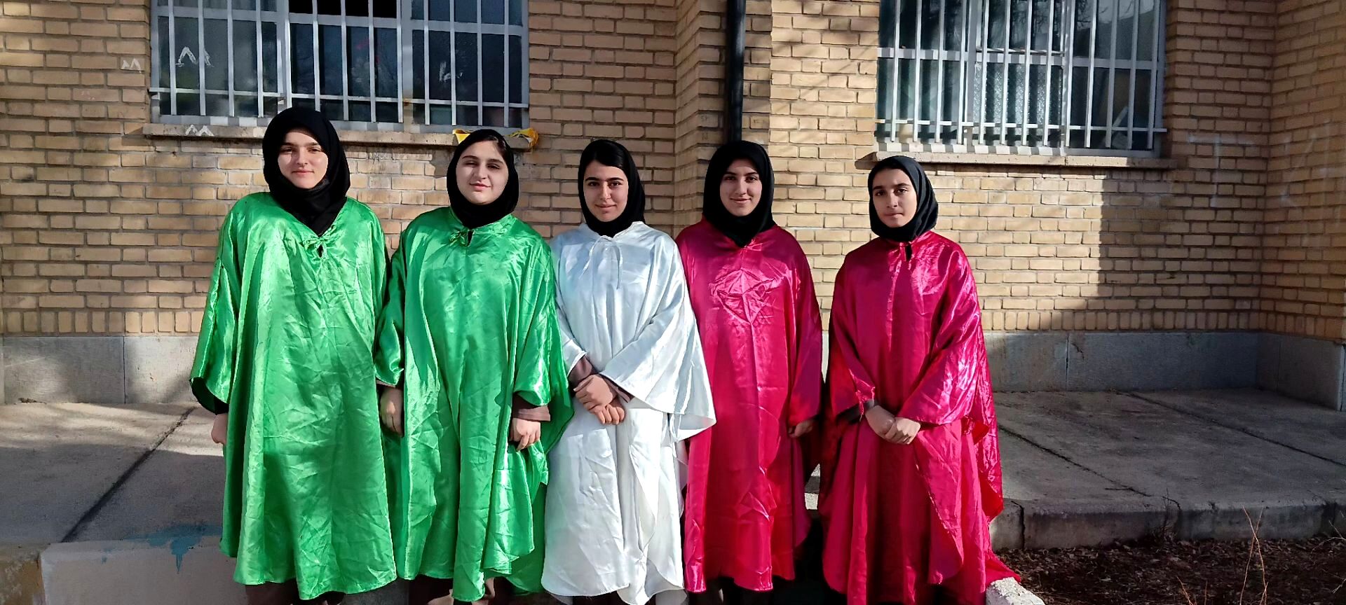 گرامیداشت سالگرد انقلاب با نواختن زنگ در دبیرستان دخترانه شاهد