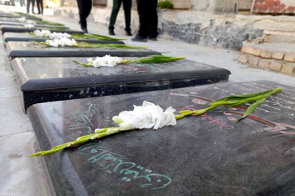 غبارروبی مزار شهدا در امام زاده حسن(ع) نسیم‌شهر
