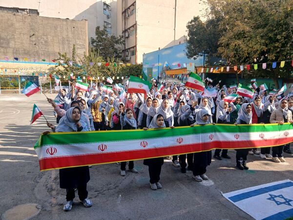 طنین شعارهای انقلابی در دبستان دخترانه میثاق به مناسبت ۱۳ آبان