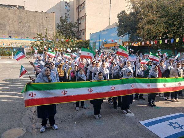 طنین شعارهای انقلابی در دبستان دخترانه میثاق به مناسبت ۱۳ آبان