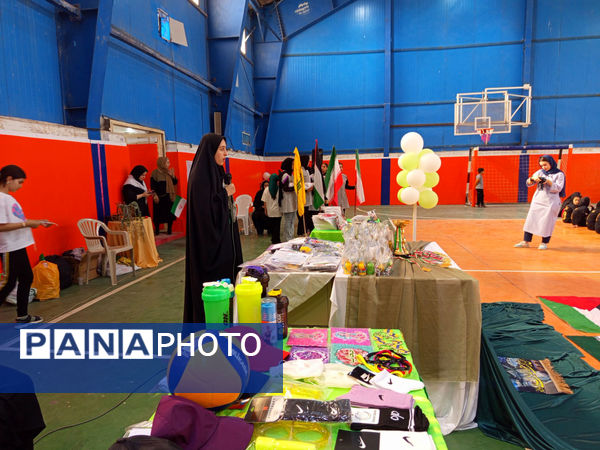 تقدیر از دختران برگزیده مسابقات ورزشی در شهر جعفریه قم