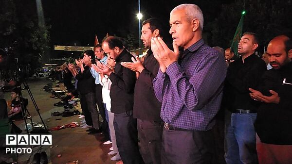 آیین عزاداری و نماز استغاثه به یاد رهبر امت اسلام در حسینیه امام خمینی 