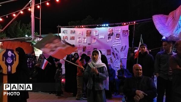 میدان ازادی هر شب میزبان وطن پرستان نیشابوری می شود 