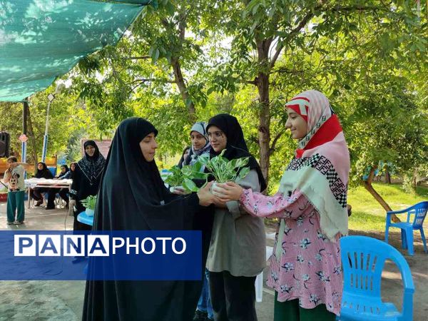 اردوی مادر دختری دانش‌آموزان ناحیه یک مشهد به‌مناسبت روز خانواده