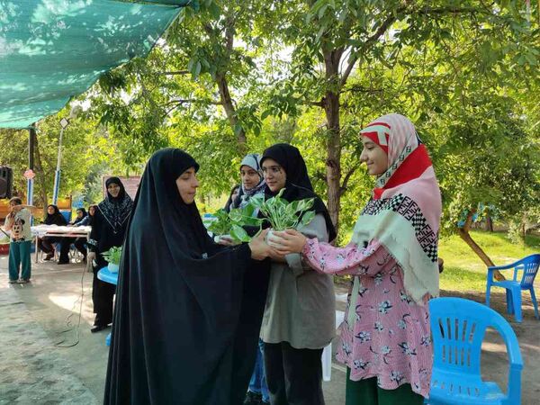 اردوی مادر دختری دانش‌آموزان ناحیه یک مشهد به‌مناسبت روز خانواده