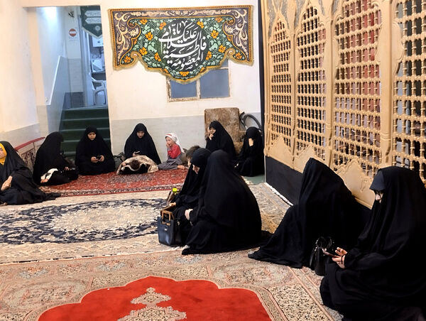 محفل شعرخوانی نخبگان ادبی با حضور مشاور رئیس‌جمهور شهید در قم