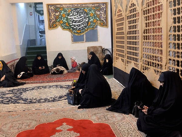 محفل شعرخوانی نخبگان ادبی با حضور مشاور رئیس‌جمهور شهید در قم