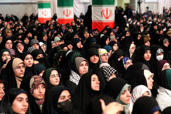 دیدار جمعی از رأی اولی‌ها و خانواده‌های شهدا با رهبر انقلاب اسلامی