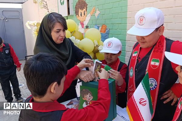 جشن عاطفه‌ها در دبستان ایمان همزمان با سراسر کشور