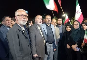  حضور دانش‌آموزان سمپاد تویسرکان در آیین‌های شبانه دفاع از ایران
