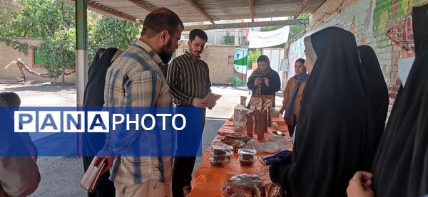 بازارچه هنر دخترانه توسط دانش‌آموزان انجمن اسلامی