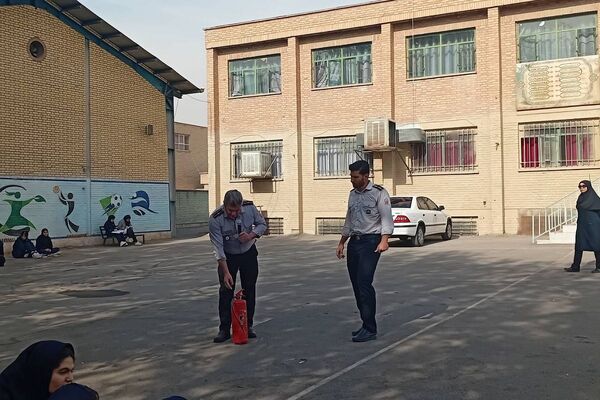 حضور‌ آتش نشانان شهر قدس در دبیرستان فرزانگان