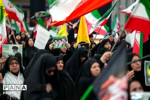 اجتماع بانوان انقلابی به مناسبت چهلم قائد امت و شهدای میناب در مسجد جمکران 