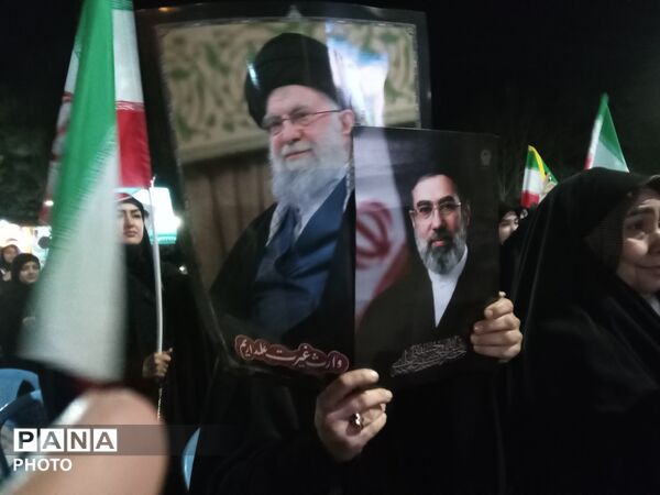 اجتماع مردم در بیعت با سومین رهبر جمهوری اسلامی ایران در امامزاده محروق نیشابور