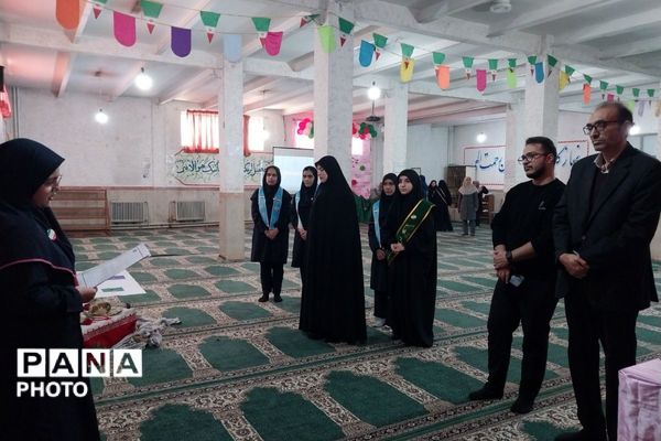 نمایشگاه مدرسه انقلاب در دبیرستان جوادالائمه بهارستان‌دو