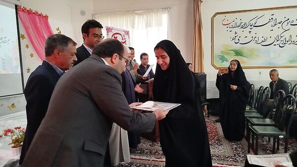تجلیل از نمرات 20 امتحان نهایی و ممتازان علمی و پرورشی در جشن بیست دبیرستان خاتم الانبیا (ص)