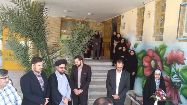 نواخته شدن زنگ نمادین  مشق همدلی در دبیرستان دخترانه بهارآزادی و پسرانه شاهد فاضل فلاورجان 