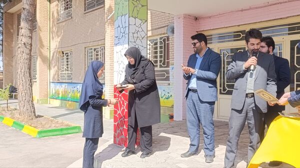 تقدیر از برگزیدگان مسابقات قرآن، عترت و نماز در دبیرستان حضرت سکینه 