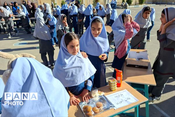 بازارچه دانش‌آموزی در دبستان ظریف کار فرد 2 شیراز