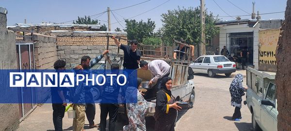 پخش نذری ظهر عاشورا در روستای حسن آباد بلهر 