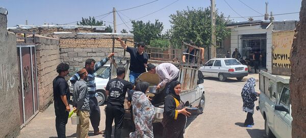 پخش نذری ظهر عاشورا در روستای حسن آباد بلهر 