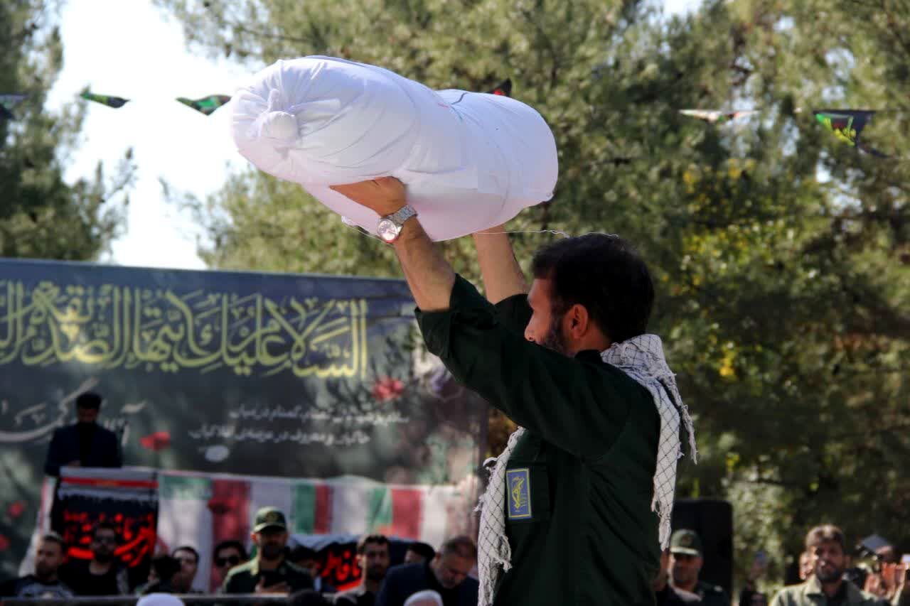 تشییع و خاکسپاری شهید گمنام در باغ جنت شیراز