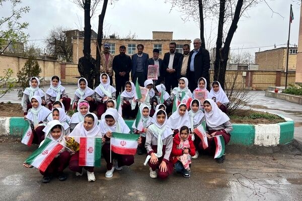 نهال‌ها در دبستان چلیچه به یاد شهدای مدرسه میناب می‌رویند