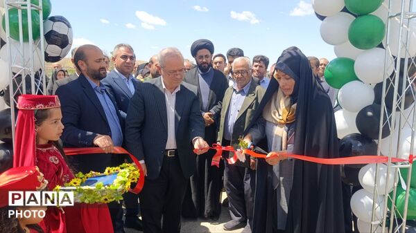 افتتاح زمین چمن مصنوعی شهدای جنگ رمضان در دبیرستان مقداد شهر لاهیجان 