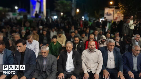 نماز استغاثه به امام زمان (عج) در شصت و دومین قرار عاشقانه، میدان امام خمینی(ره) شهرستان کوهدشت