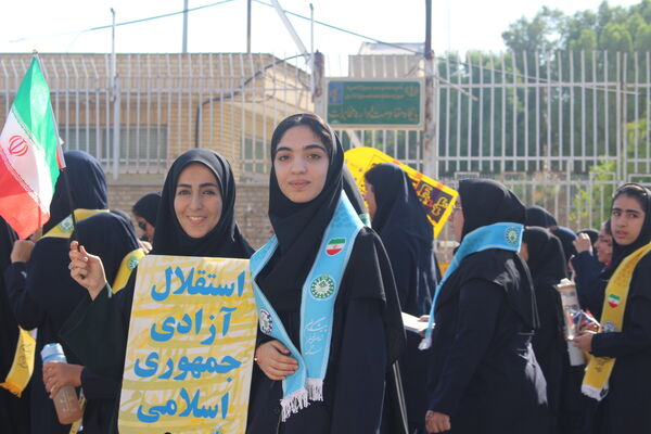 حضور پرشور تشکل های دانش آموزی در راهپیمایی ۱۳ آبان