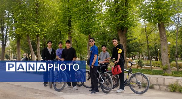 پیاده‌روی خانوادگی بروجنی‌ها