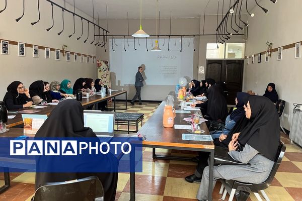 کارگاه آموزشی «مهارت‌های برقراری ارتباط با نوجوان » در هنرستان قدس ناحیه دو شهرری 