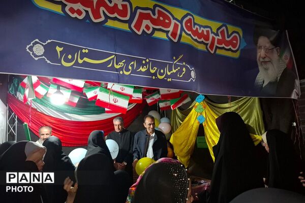برپایی موکب «مدرسه رهبر شهید» در میدان هفت تیر نسیم‌شهر