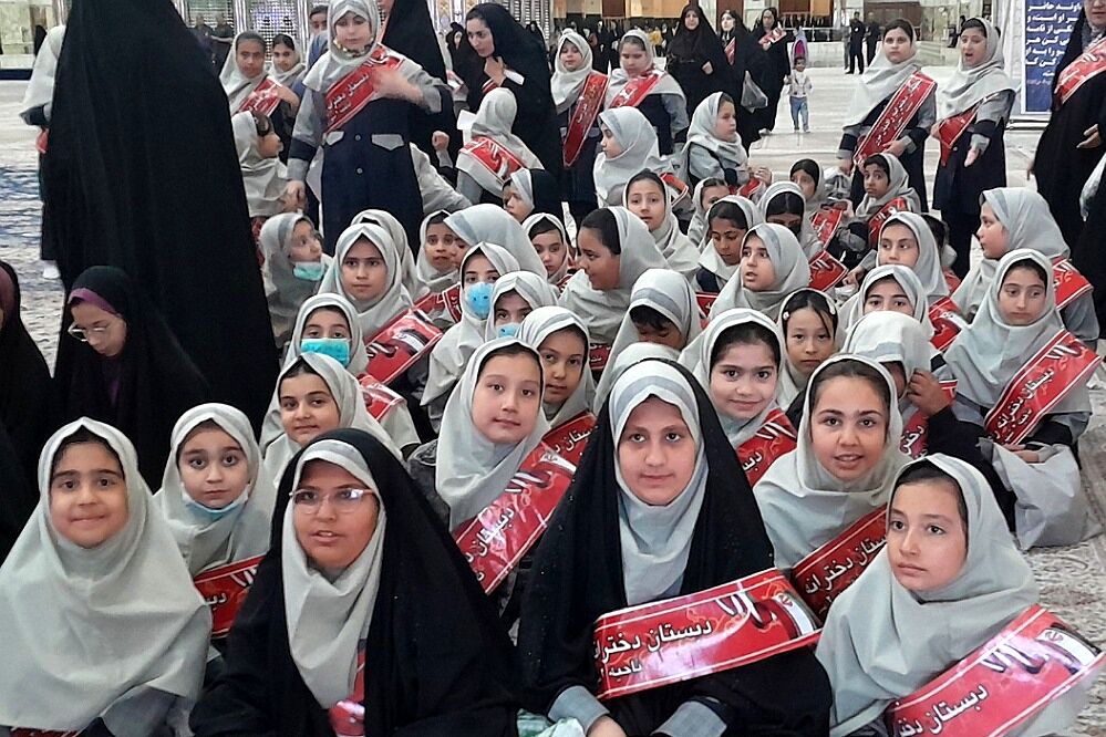اجتماع دختران ناحیه 2 شهرری به مناسبت روز دختر در مرقد مطهر امام خمینی (ره) 