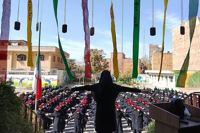از زمین والیبال تا شور همدلی جام {مهر ایران}در مدرسه شاهد مرضیه در حال حرکت